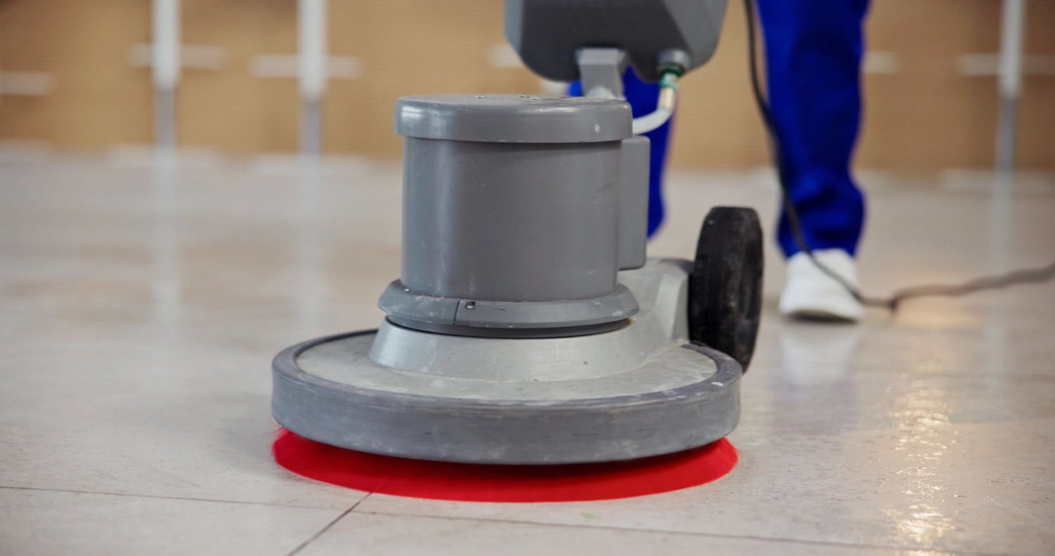 OLAG Gebäudeservice - Reinigungsfirma - Reinigungskraft, Füße und Poliermaschine zur Fliesenreinigung, Gebäudewartung und Bürohygiene